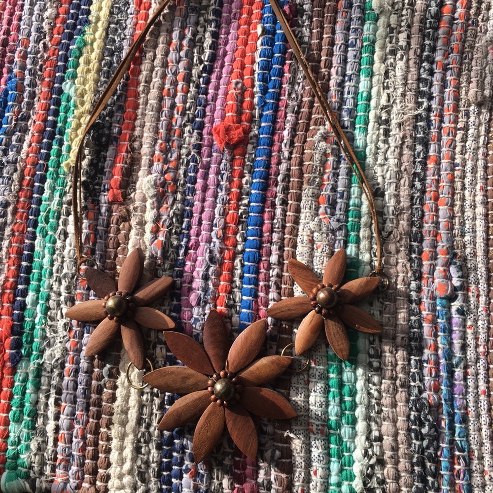 Modcloth wooden boho hippie flower necklace